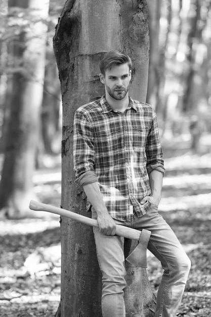 Détendez-vous après le travail passez un week-end de pique-nique dans la forêt homme prêt à fendre du bois et couper du bois de chauffage avec une hache se préparer à abattre des arbres couper et fendre du bois de chauffage avec une hache travailleur du bois dans le bois