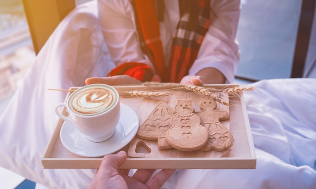 Détendez-vous et récréez avec une boisson chaude au café pour la saison d'hiver. Joyeux Noël et bonne année en vacances.