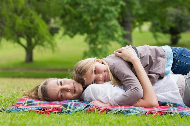 Détendu mère et fille au parc