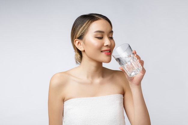 Détendue Jeune Femme Souriante Buvant De L'eau Propre.