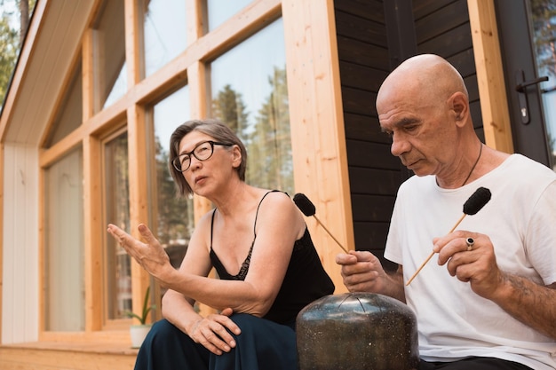 Détente en famille avec des sons spatiaux près de la maison