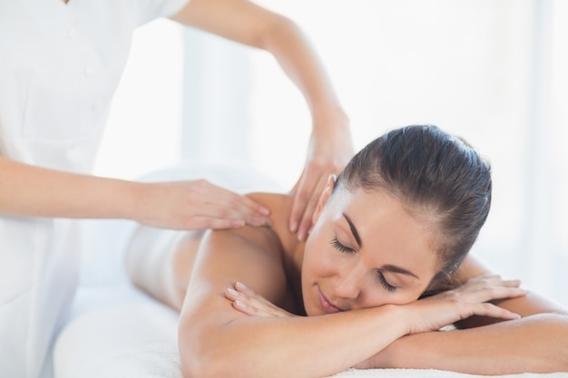 Détente femme recevant un massage du dos