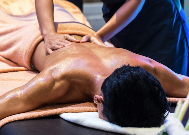 Détente avec massage des mains au spa de beauté, massage des mains dans le salon spa