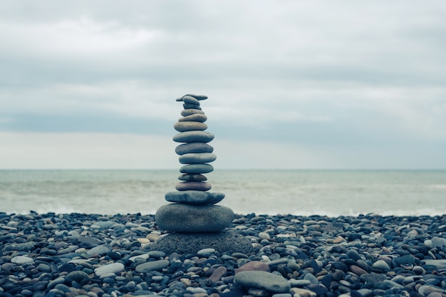 Photo détente en mer. pile de pierres sur la plage