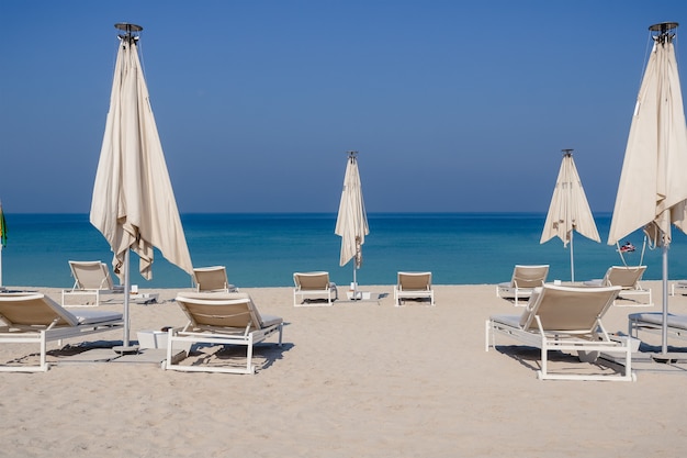 Détente plage vide avec transat, paysage de mer. Concept de vacances de voyage de vacances d'été.