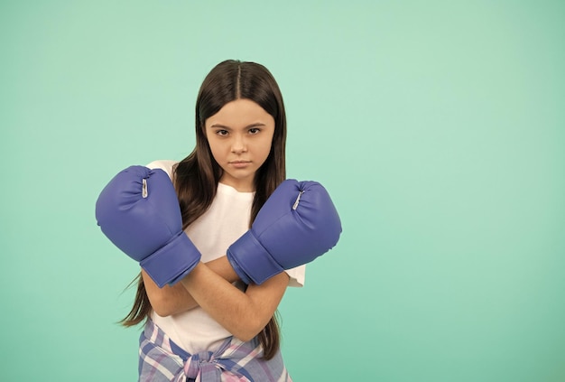 Déterminé à réussir, un boxeur se bat pour réussir un enfant confiant prêt pour la compétition