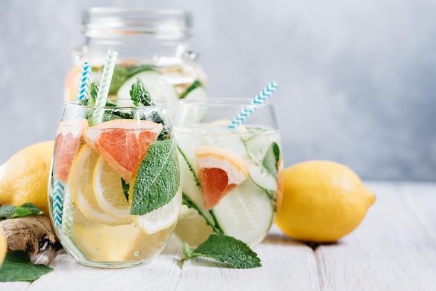 Detox eau impertinente rafraîchissante au concombre menthe gingembre et citron dans des verres