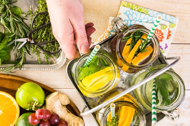 Photo detox eau infusée d'agrumes comme boisson d'été rafraîchissante.