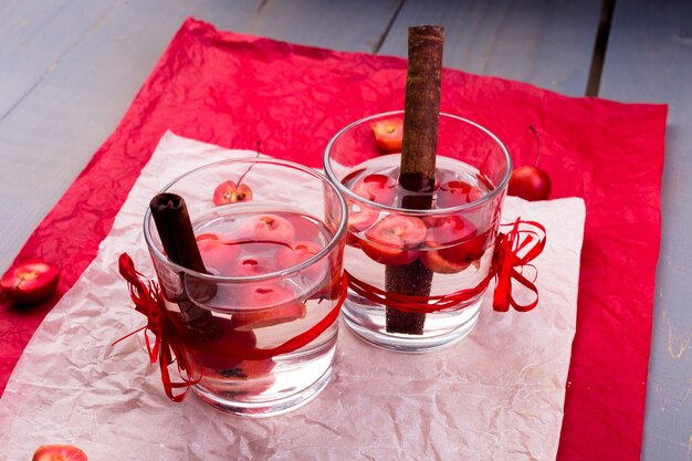 Détox pomme eau cannelle sur poivron rouge et bois