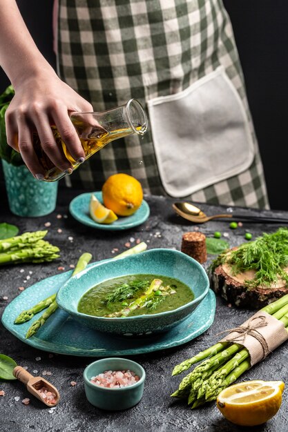 Détox de printemps Soupe crème verte aux asperges dans des bols