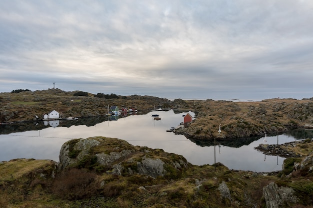 Photo le détroit entre rovar et urd, deux îles de l'archipel des rovaer à haugesund, sur la côte ouest norvégienne.