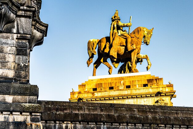 Photo deutsches eck german corner avec la statue de l'unité allemande guillaume le grand à coblence