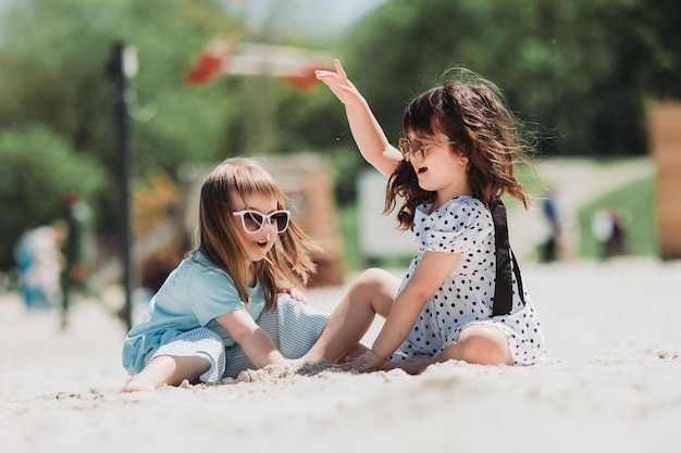 Deux adorables filles jouant sur la plage en été