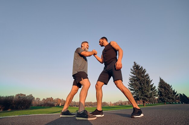 Les deux adversaires se tenant la main dans le parc