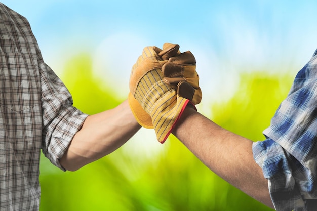 Photo deux agriculteurs mâles en gants se serrant la main