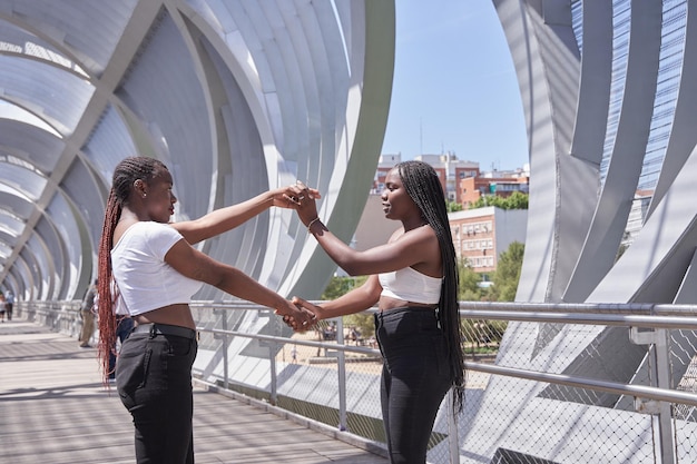 Deux amies afro-américaines avec les mains jointes