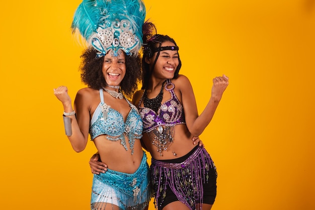 Deux amies brésiliennes en vêtements de carnaval célébrant