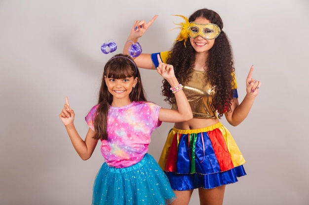Deux amies brésiliennes vêtues de vêtements de carnaval dansant