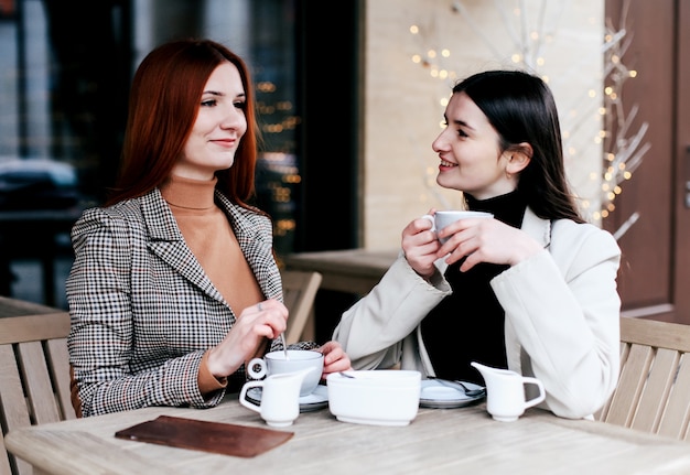 Deux amies buvant du café dans le café