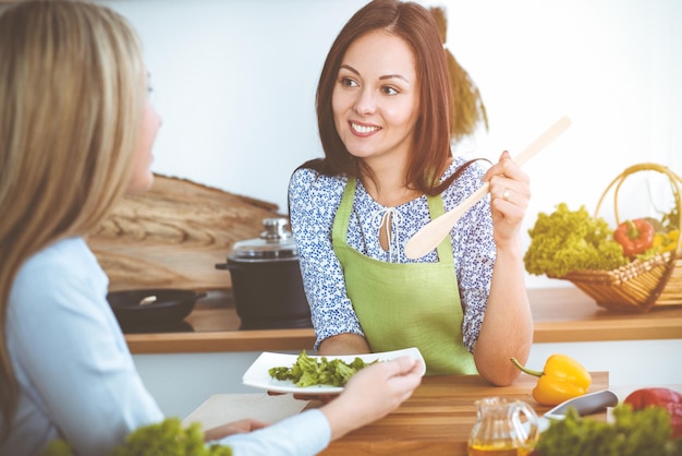 Deux amies choisissent la recette et les ingrédients d'un délicieux repas