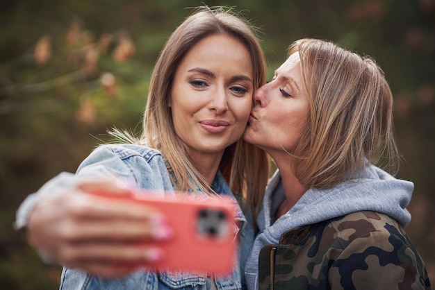 Deux amies ou couple lgnt en bois