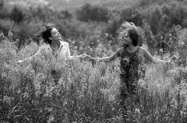 Deux amies insouciantes fille lesbienne parc ensoleillé nature paysage fond