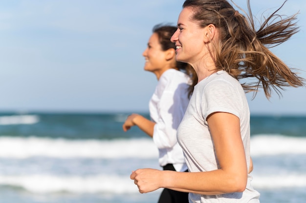 Deux amies jogging ensemble sur la plage