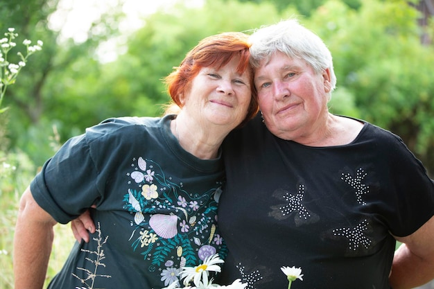 Deux amies plus âgées s'embrassant et regardant la caméra