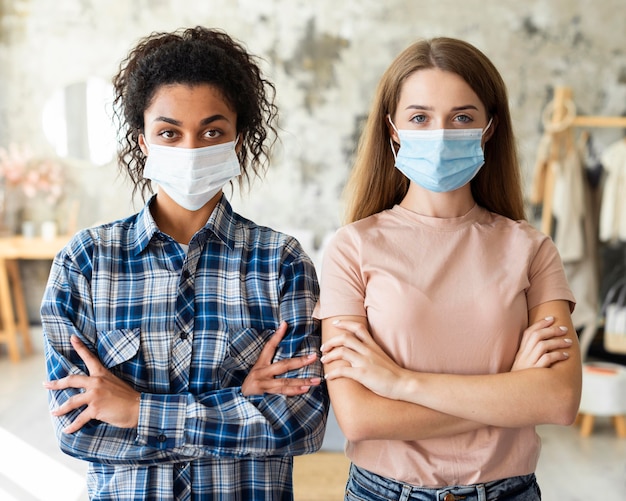 Photo deux amies posant avec des masques médicaux sur