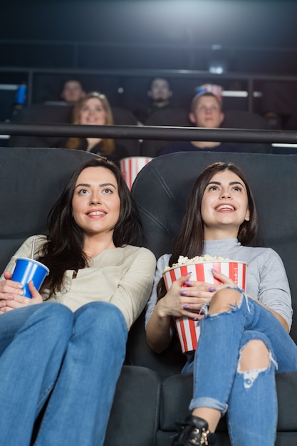 Deux amies regardent un film au cinéma ensemble