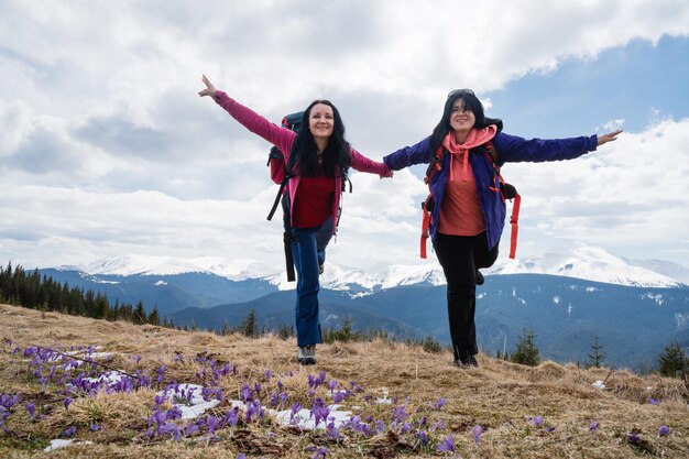 Deux amies s'amusent et apprécient le voyage.