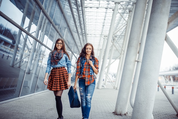 Deux amies se réunissent à l'aéroport.