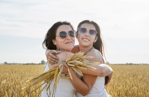 Deux amies souriantes dans le champ de blé