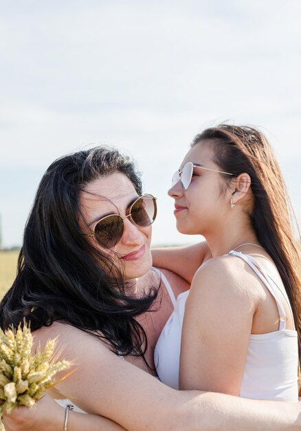 Deux amies souriantes dans le champ de blé