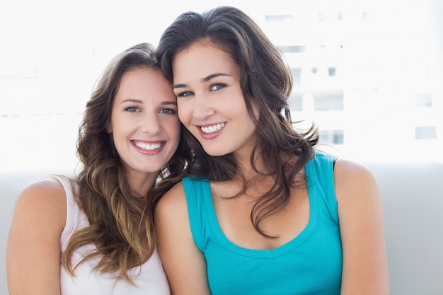 Deux amies souriantes dans le salon