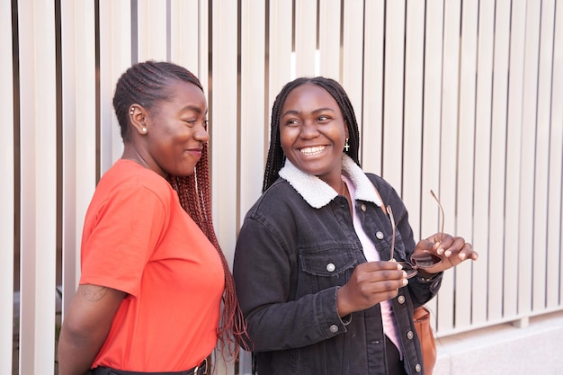 Deux amis afro-américains souriant heureux