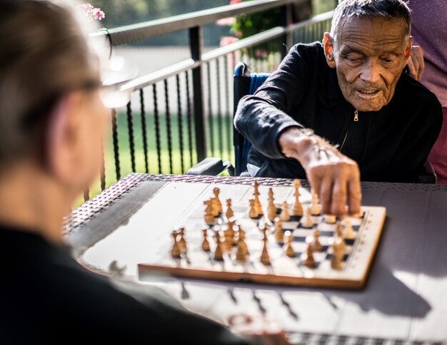 Deux amis âgés jouant aux échecs