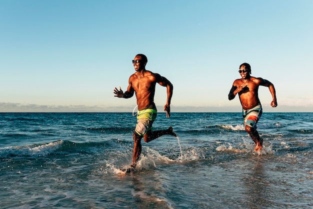 Deux amis cubains s'amusant à la plage. Notion d'amitié.