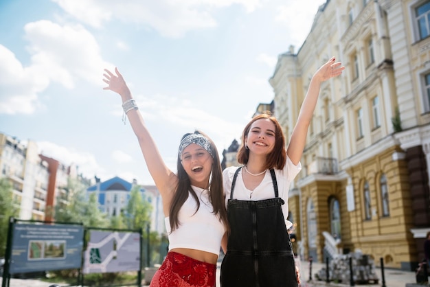 Deux amis drôles à l'extérieur dans la rue