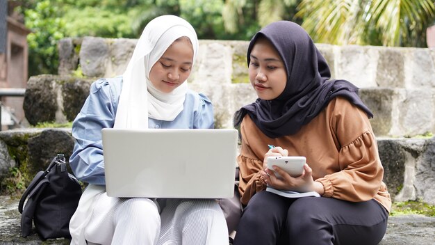 Deux amis étudiants asiatiques discutant