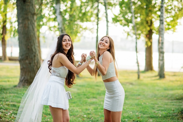 Deux amis femmes s'amusant sur le parc à la fête de poule.