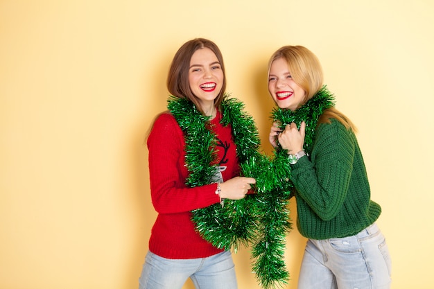 Deux amis filles hipster jouant et s&#39;amusant