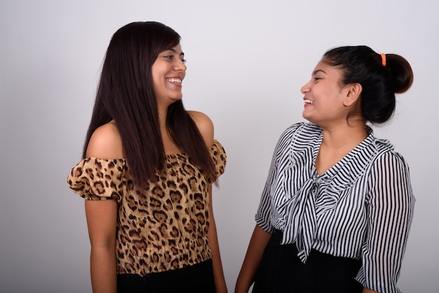 Deux Amis Heureux Jeune Femme Souriant Et Riant Tout En Se Regardant