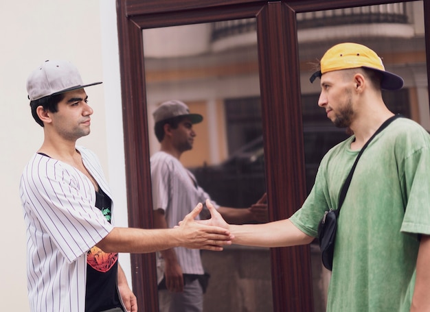 Deux amis masculins faisant un high-five comme symbole de réussite