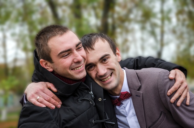 Photo deux amis masculins s'embrassent et sourient. meilleurs amis.