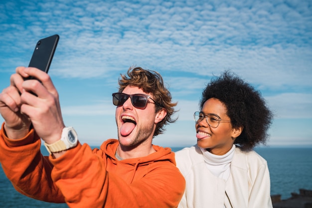 Deux amis prenant un selfie avec smartpone