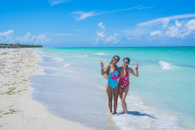 Deux amis profitant de la plage