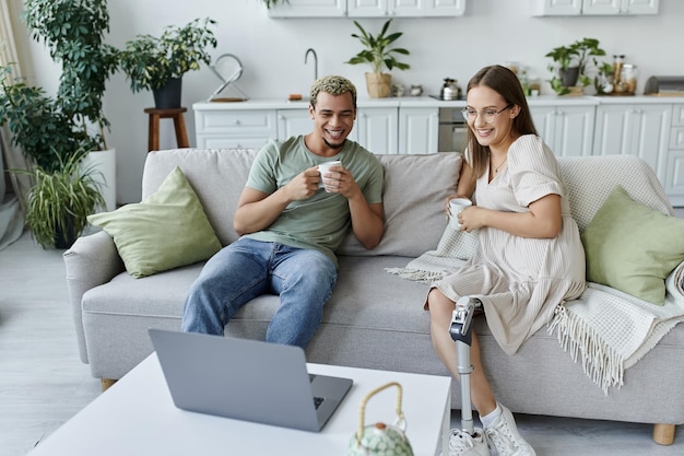 Deux amis profitent d'un après-midi confortable ensemble à la maison avec le rire et la chaleur