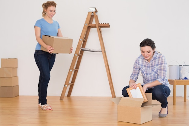 Deux amis se déplacent ensemble dans une nouvelle maison