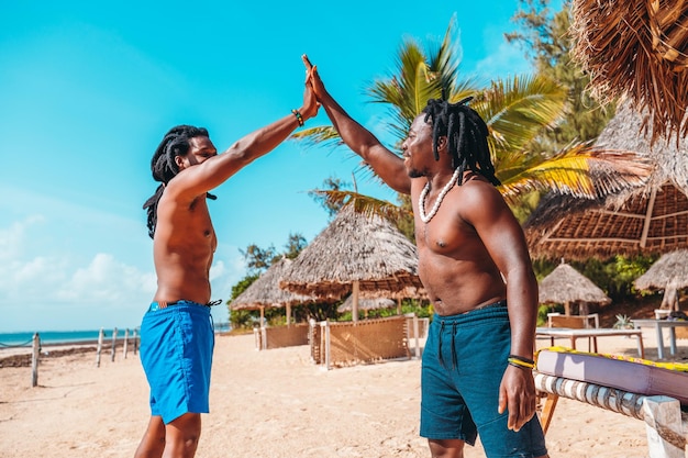 Deux amis se rencontrent et se saluent en mer